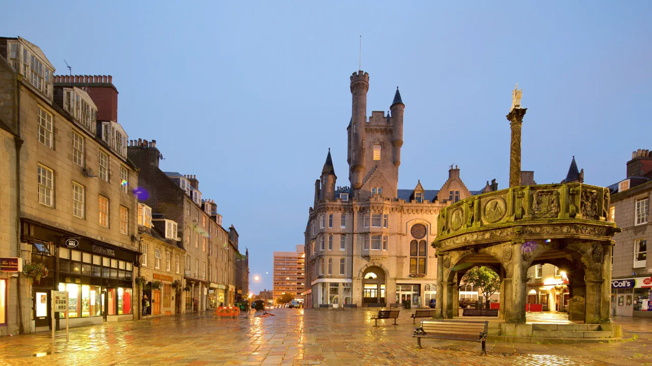 Historisches Castlegate im Zentrum von Aberdeen in der Abenddämmerung