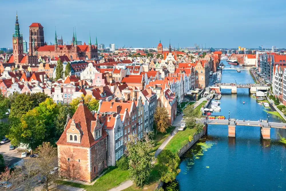 Gdańsk historische Uferpromenade, farbenfrohe Fassaden und der Fluss Mottlau in Polen