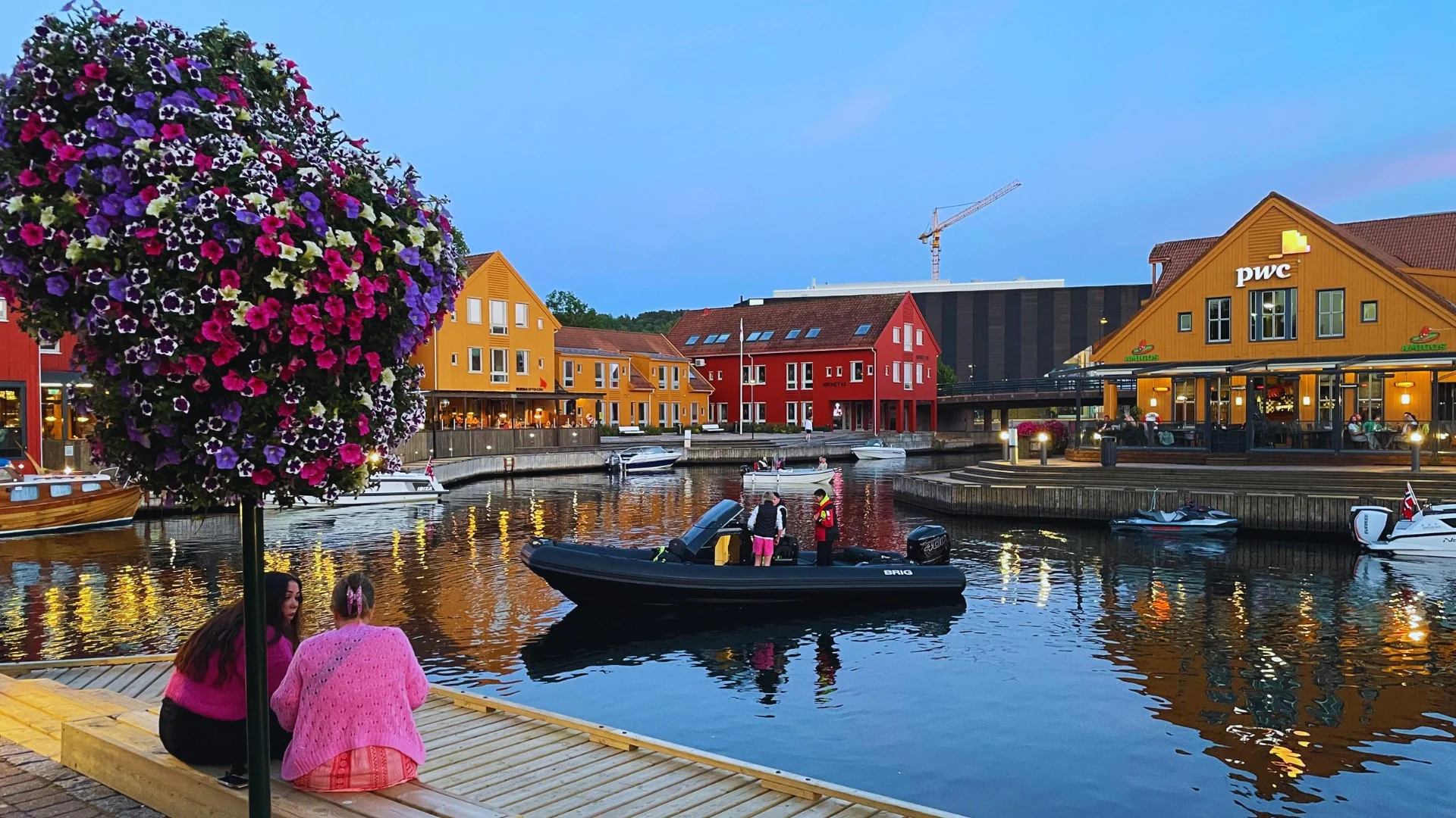 Kristiansand Uferpromenade, Hafen und farbenfrohes Stadtzentrum in Südnorwegen