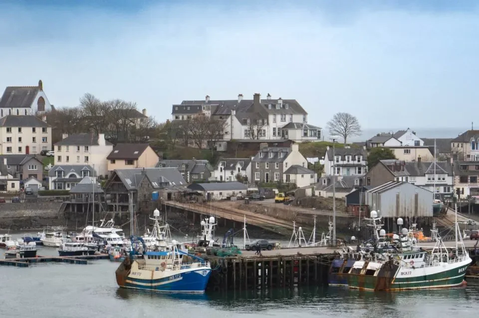 Mallaig Hafen und Highland-Küste an der Westküste Schottlands