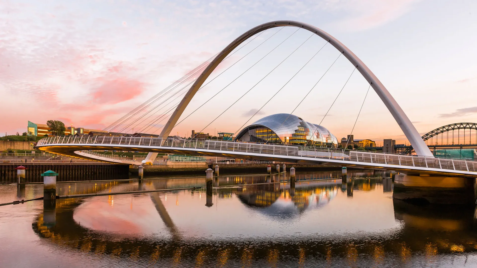 Newcastle über Tyne-Brücken und Quayside-Stadtbild im Nordosten Englands