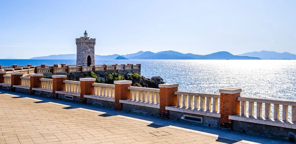 Piombino Blick auf die Altstadt, die toskanische Küste und das Mittelmeer