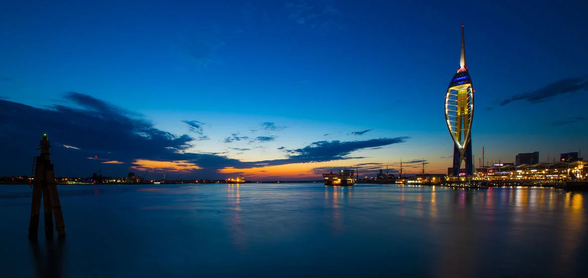 Portsmouth Uferpromenade, Spinnaker Tower und historischer Hafen in England
