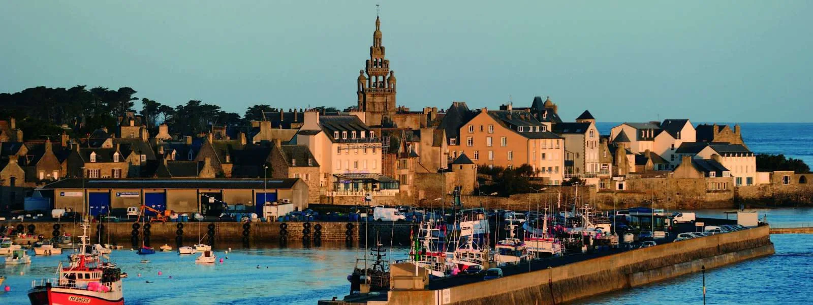 Roscoff Alter Hafen, Uferpromenade aus Granit und Küste der Bretagne in Frankreich