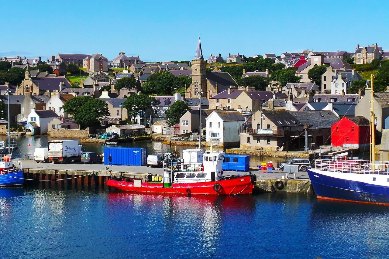 Scrabster Hafen und zerklüftete Küste von Caithness im Norden Schottlands