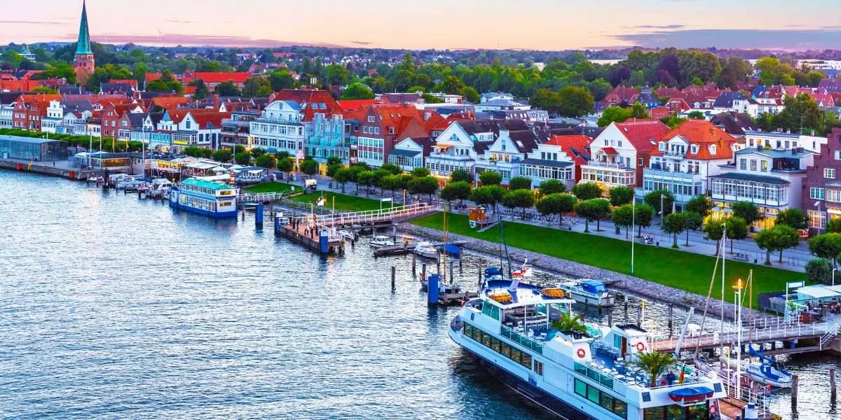 Travemünde Strand, Leuchtturm und Ostseeküste in Norddeutschland