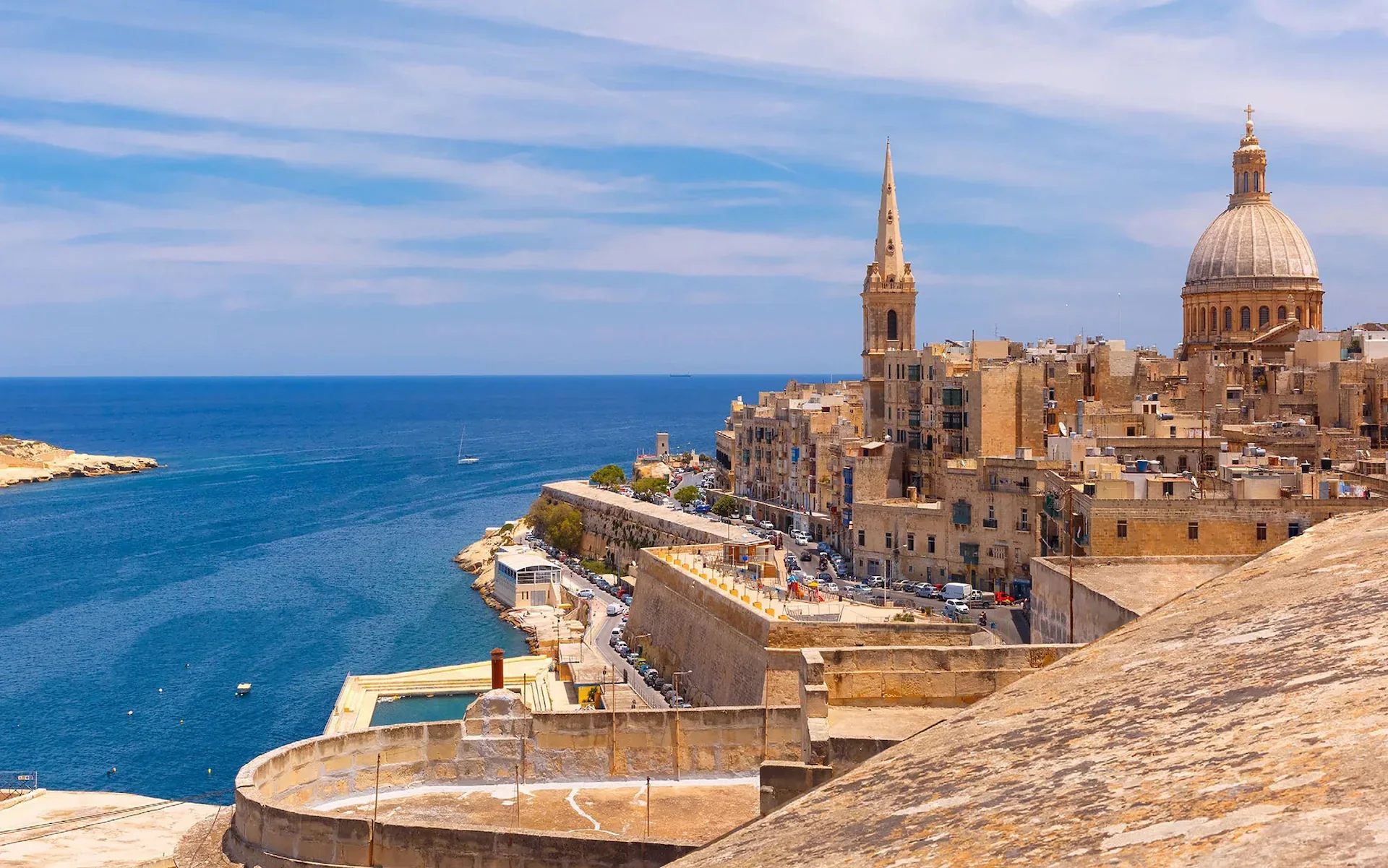 Valletta Skyline, Grand Harbour und befestigte Uferpromenade in Malta