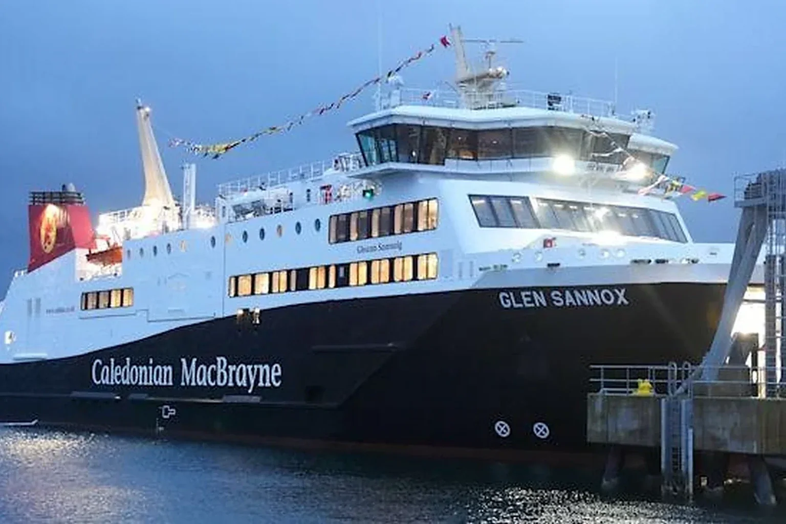 CalMac-Fähre verkehrt zwischen den schottischen Inseln