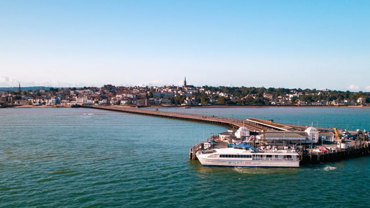 Wightlink FastCat am Ryde Pier Head auf dem Isle of Wight