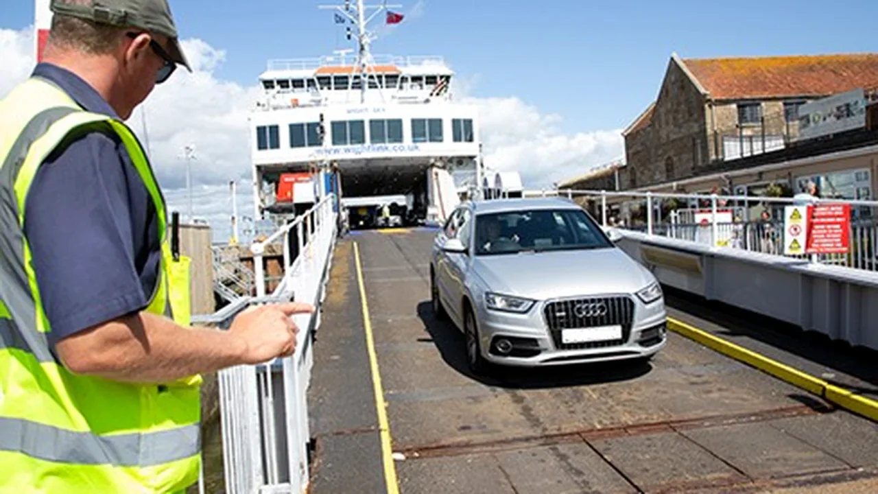 Auto beim Verlassen einer Wightlink-Fähre am Terminal