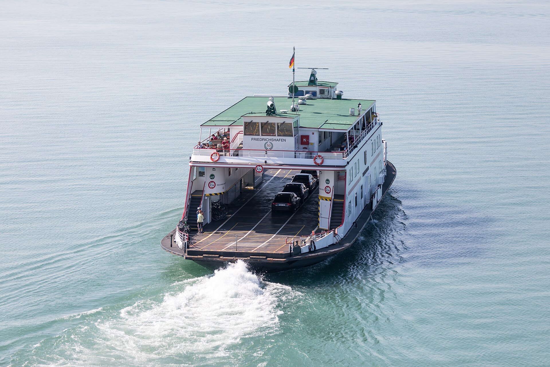 Autofähre im Hafen von Friedrichshafen