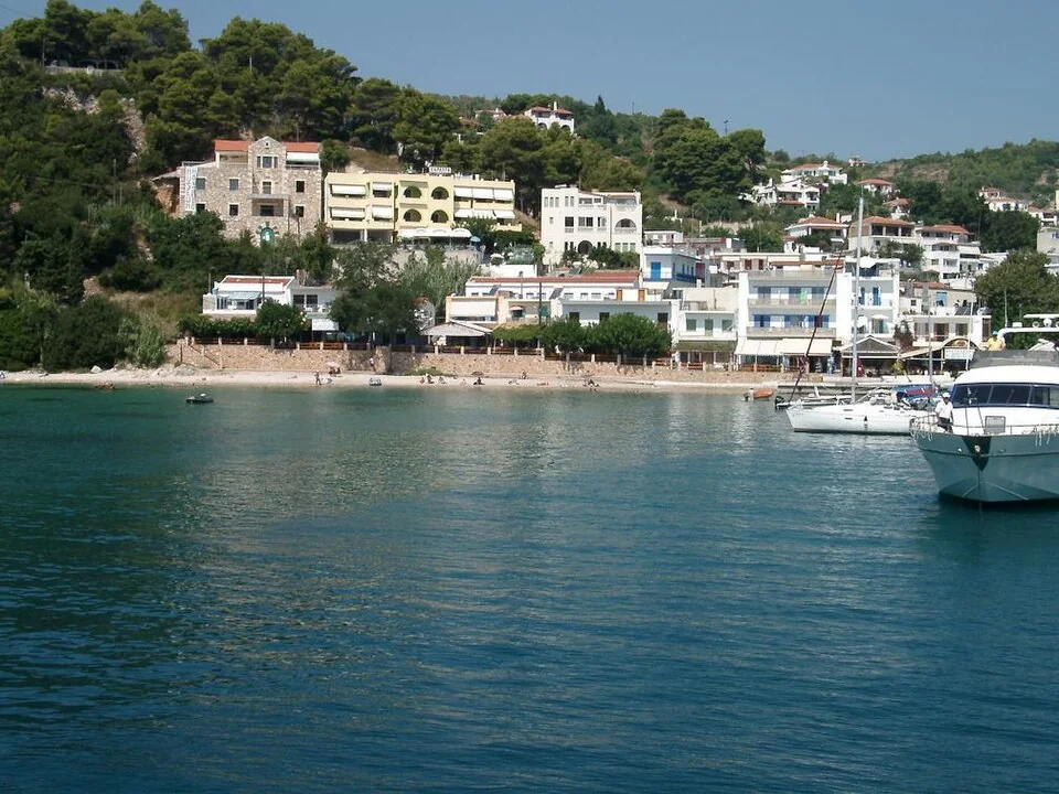 Küste und Hafenumgebung von Alonissos